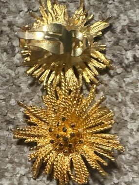 vintage gold tone starburst flower clip-on earrings 1.5” midcentury MCM unsigned